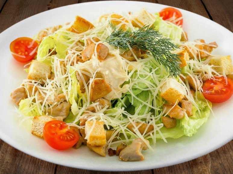 Салат Цезарь с курицей