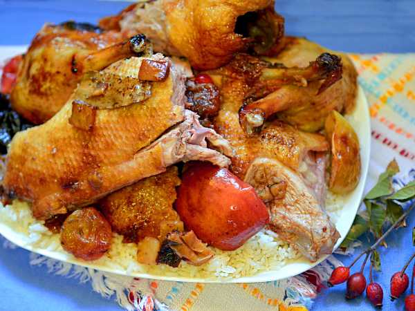 Запеченая утка с яблоками в духовке