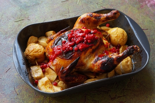 Запеченая курица с яблоками в духовке