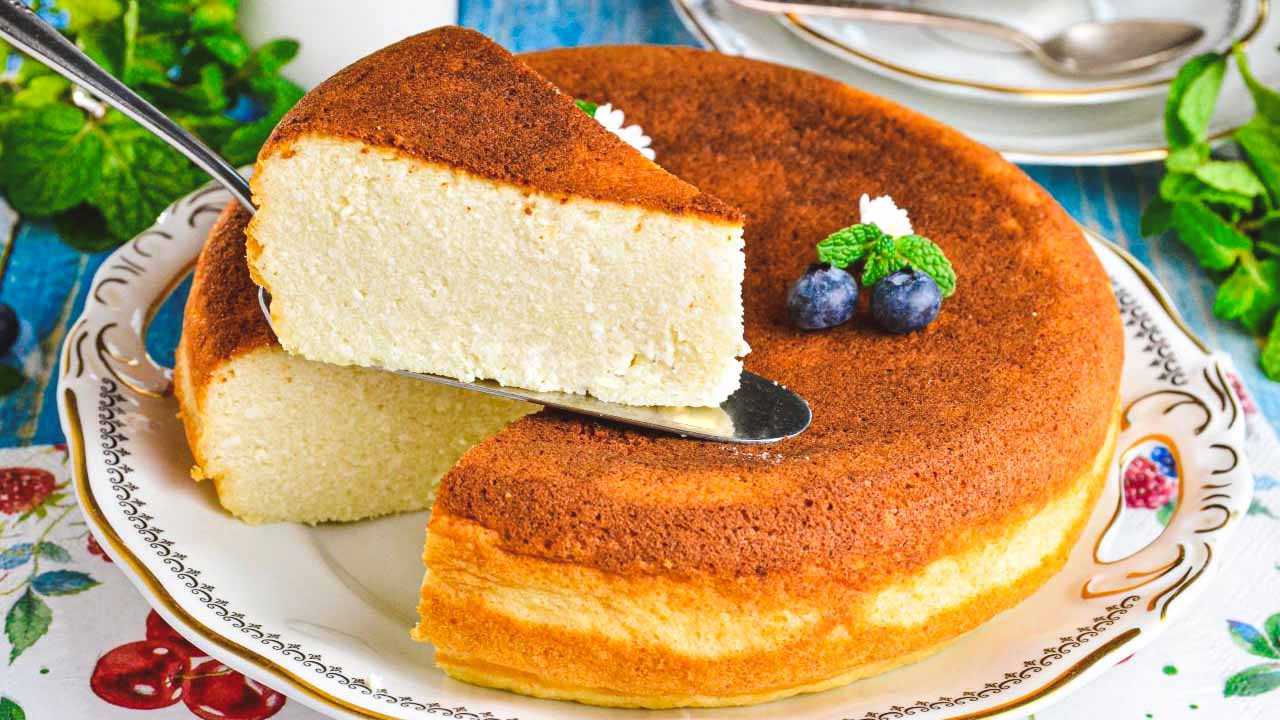 Сирна запіканка з манкою — ніжна і повітряна, як у дитинстві