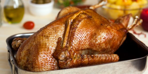 Запечена гуска в духовці — соковитий і ароматний святковий рецепт